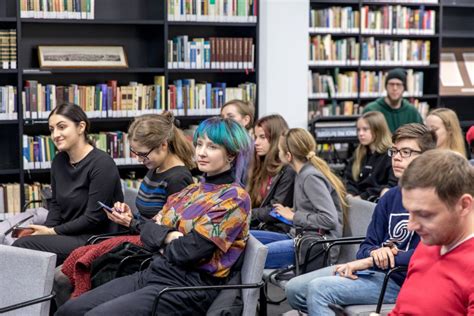 Studentai bibliotekoje