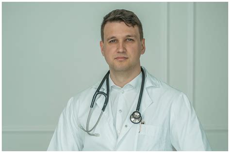 Šeimos gydytojas apžiūri kūdikį