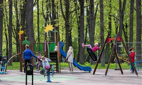 Šiaulių Centrinis Parkas su vaikais žaidimų aikštelėje