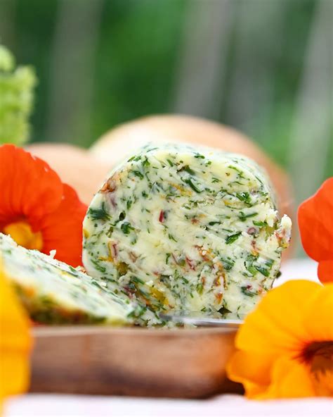 Patiekalai su valgomosiomis gėlėmis