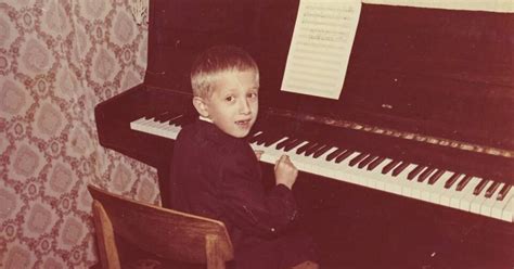 muzikantas kuriantis melodiją prie pianino