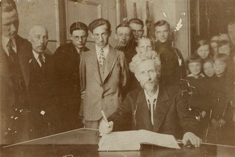 Vydūnas su Telšių gimnazijos moksleiviais bendroje gimnastikos pamokoje 1922 m.