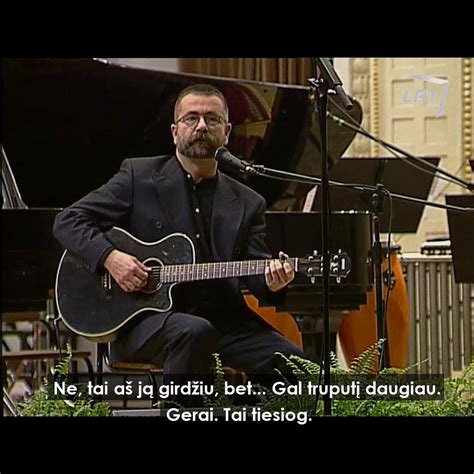 Gitara laikantis žmogus groja gimtadienio dainą