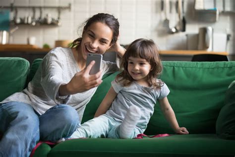mama su vaiku, ramiai leidžiantys laiką namuose