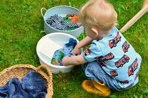 Vaikas siuvantis lėlėms drabužius