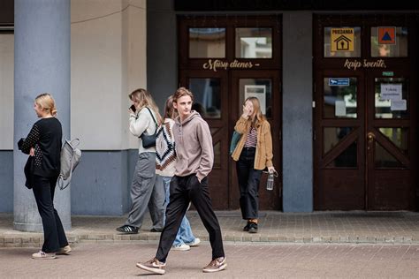 Autostopu keliaujantys jaunuoliai