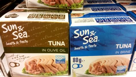 konservuotas tunas savo sultyse ir įvairūs makaronai ant stalo