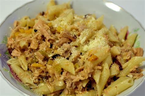 paruošti itališki makaronai su tunu lėkštėje