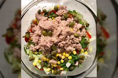 tuno salotos su daržovėmis stikliniame dubenyje