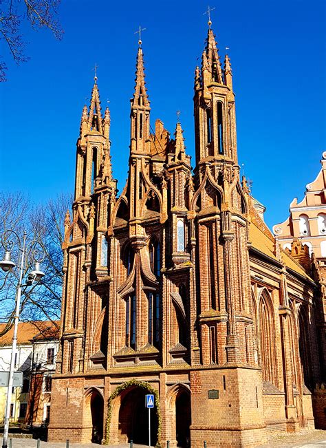 Obelių miesto vaizdas su Šv. Onos bažnyčia