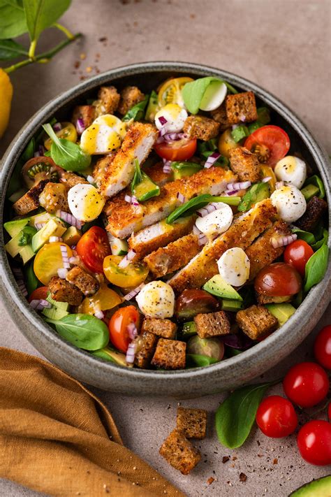 Įvairūs šviežių daržovių ingredientai salotoms