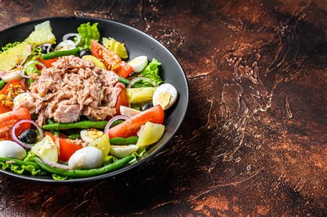 Sudėti ingredientai tuno salotoms su avokadu