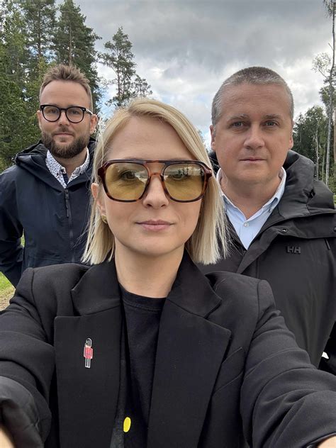 Kristina Pocytė tikrina ežero pakrantę