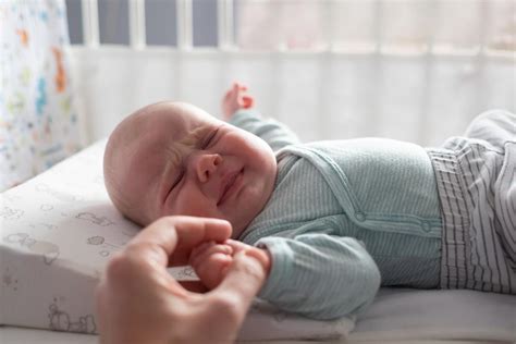 Nusiminęs verkiančio kūdikio veidas