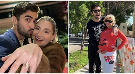 Besilaukianti moteris, besikonsultuojanti su gydytoju