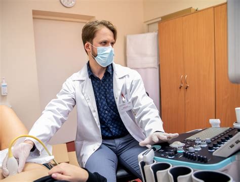 Gydytojas kraujagyslių chirurgas konsultuoja pacientą