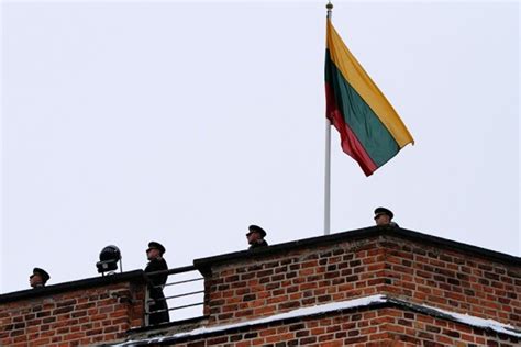 Lietuvių trispalvės vėliavėlės prie Koliziejaus