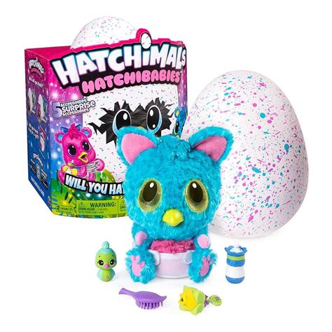 Hatchimals HatchiBaby žaidžia su savo priedais, pavyzdžiui, buteliuku ir barškučiu