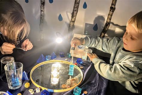 Vaikai tyrinėja eksperimentus edukaciniame centre