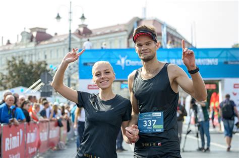 Bėgikė maratono trasoje kaip atkaklumo simbolis