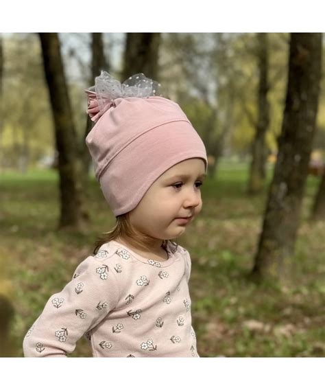 Kūdikis su pavasarine kepure vežimėlyje