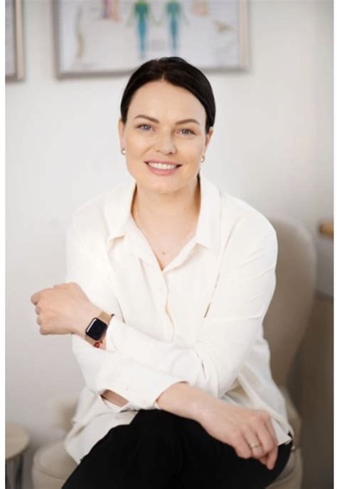 Vaikas renkasi pavasarinę kepurę