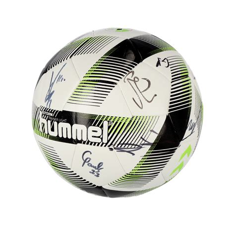 Futbolo kamuolys ir Lietuvos futbolo rinktinės atributika