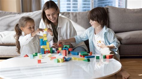 Auga išmokos aukles samdantiems tėveliams