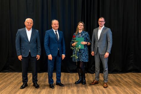 Senjoras ir socialinis darbuotojas aptariantys globos namų galimybes