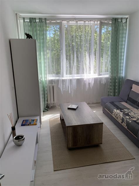 Jaukus senelių globos namų kambarys su asmeniniais daiktais