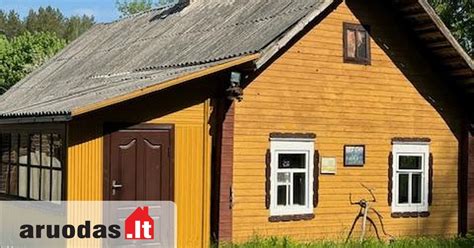 Sena liepa su įspūdingu kamienu Liškiavoje