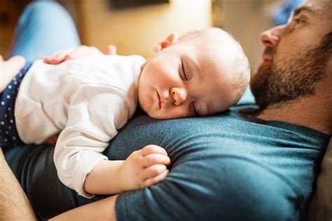 Tėtis su kūdikiu, tėvystės atostogų simbolis