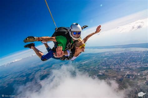Jauno piloto šuolis parašiutu
