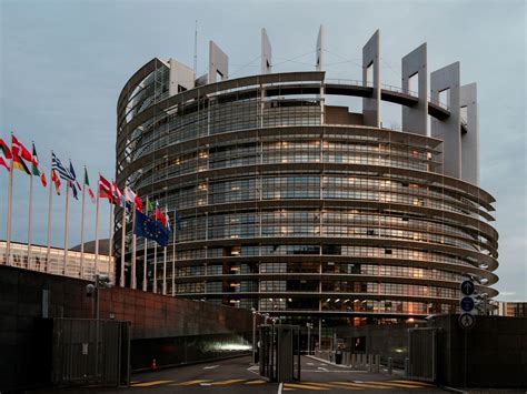 Infografika, lyginanti abortų prieinamumą ir apribojimus Europos šalyse