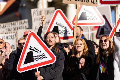 Protesto plakatas prieš abortus, vaizduojantis vaisių