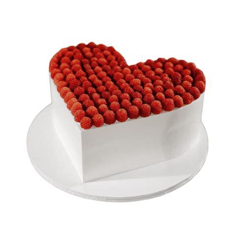 subtili širdelės formos tatuiruotė su data ant riešo