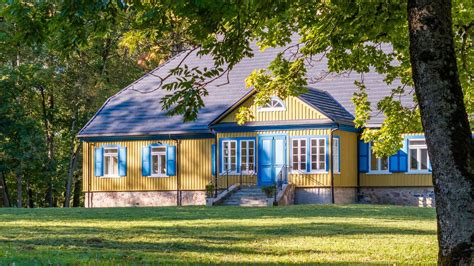 Šateikių dvaro pastatas, kuriame kuriami nauji senelių globos namai