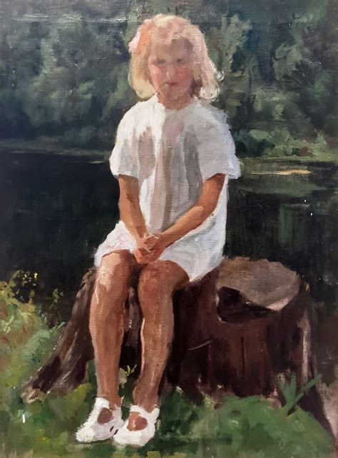 Mergaitė, sėdinti vieniša, susikaupusi