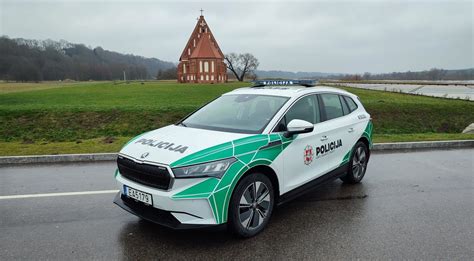 Policijos automobilis reido metu