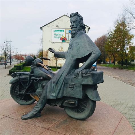 Antanas Poška jaunystėje prie motociklo