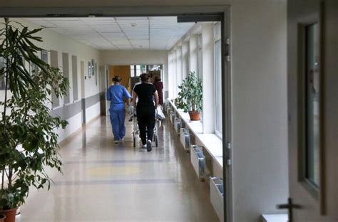 Žmogus, atliekantis savanorišką darbą ligoninėje