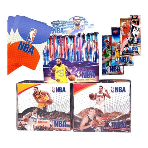 Jauno Mariaus Kiltinavičiaus nuotrauka su krepšinio atributika arba NBA kortelių kolekcija