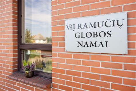 Senjorų globos namų gyventojai su šunimi