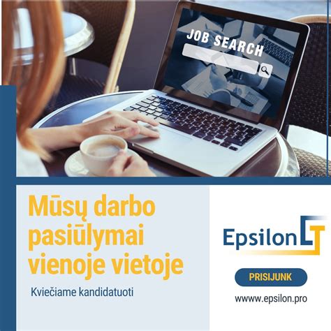 Žmogus peržiūri darbo pasiūlymus kompiuteryje