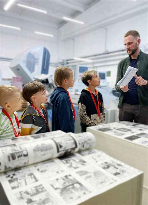 vaikai spaustuvėje liečiantys knygos gamybos medžiagas