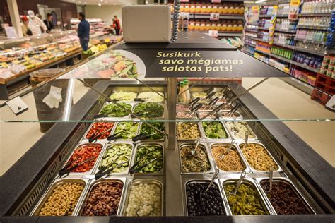 Šviežių salotų asortimentas prekybos centre