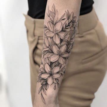 Moteriškos tatuiruotės: gėlių motyvai
