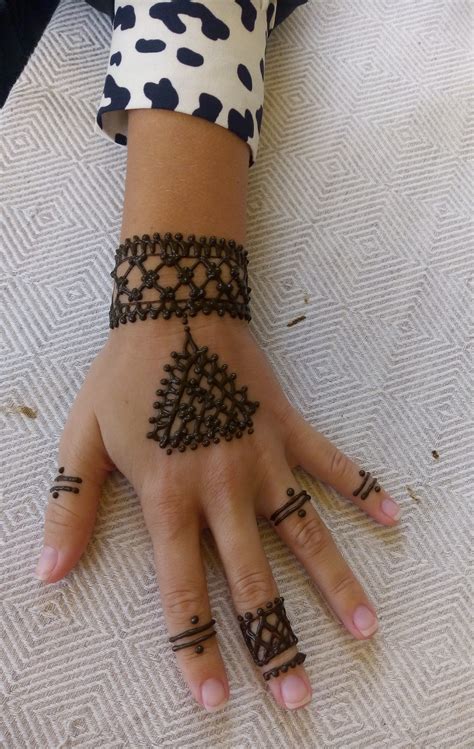 Laikinos tatuiruotės su chna