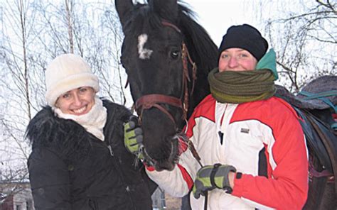 Laima Šilalienė su proanūke ir žirgu