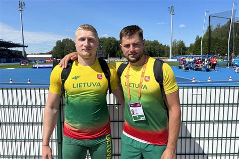 Lietuvos lengvaatlečiai džiaugiasi varžybų metu